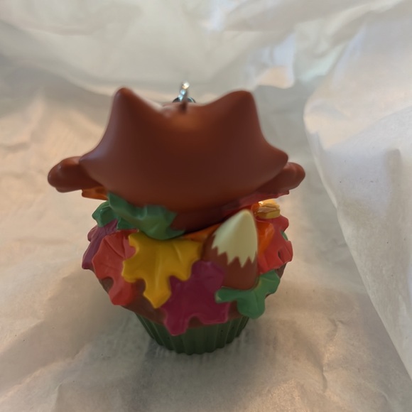 ⭐️HP NIB Hallmark Keepsake Cupcake orn. Sly and Sweet-2nd in a monthly series - Picture 14 of 16